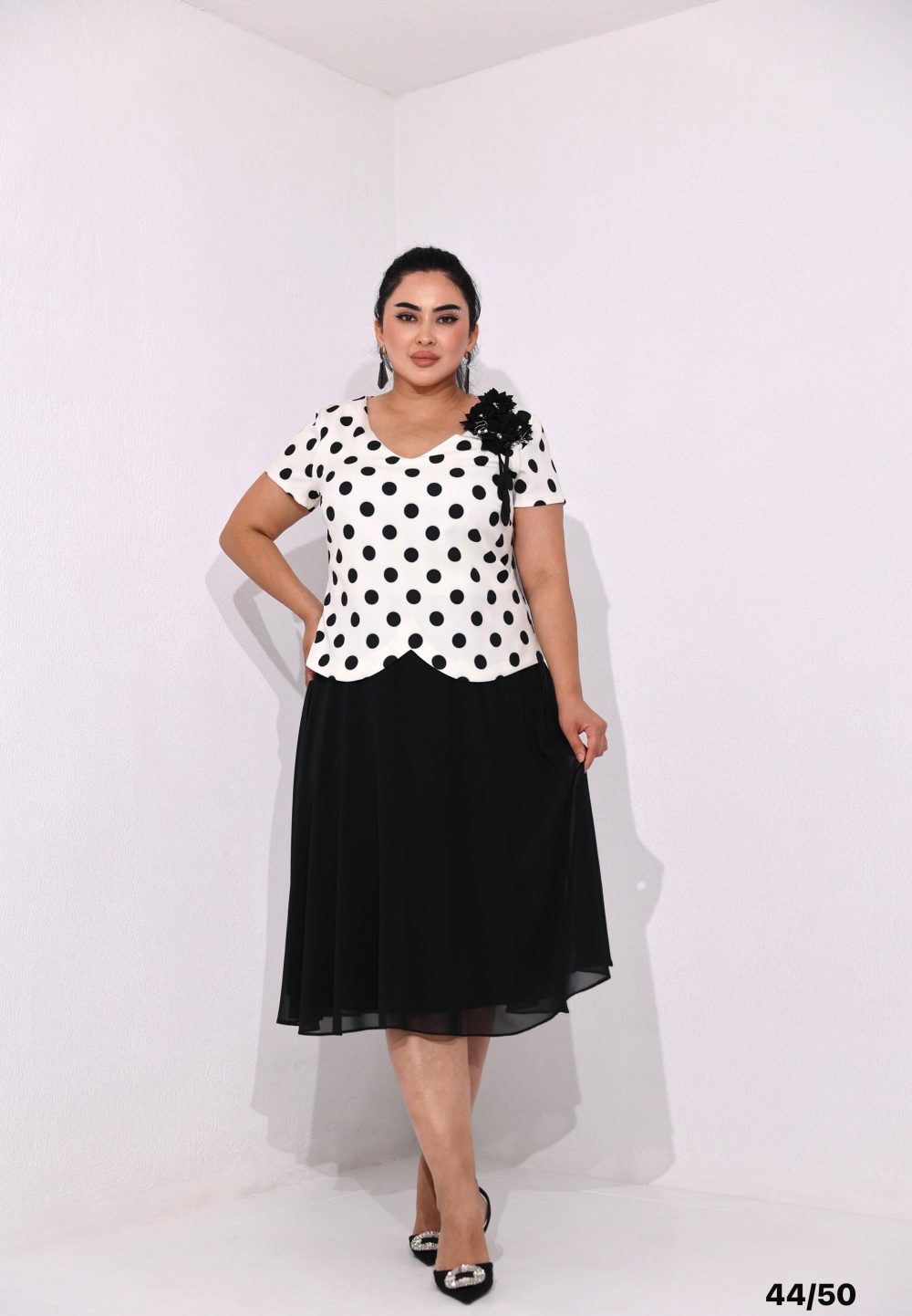 Skirt-suit with polka dot top. - Image 2